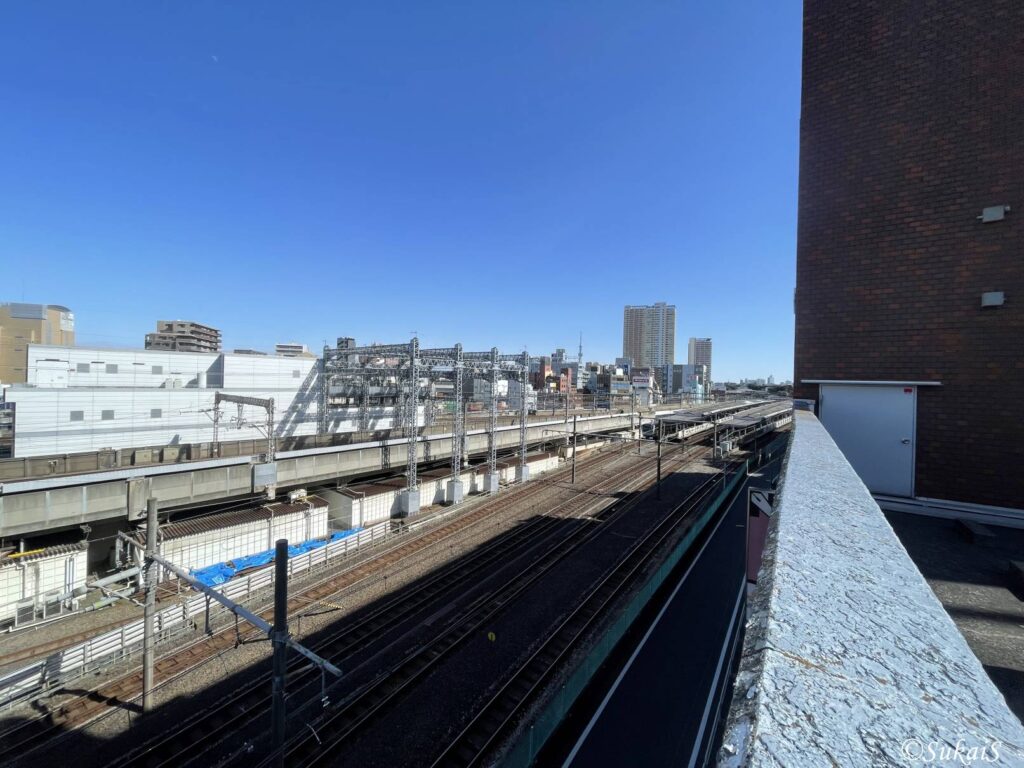 高台からJRの路線。上野駅方向