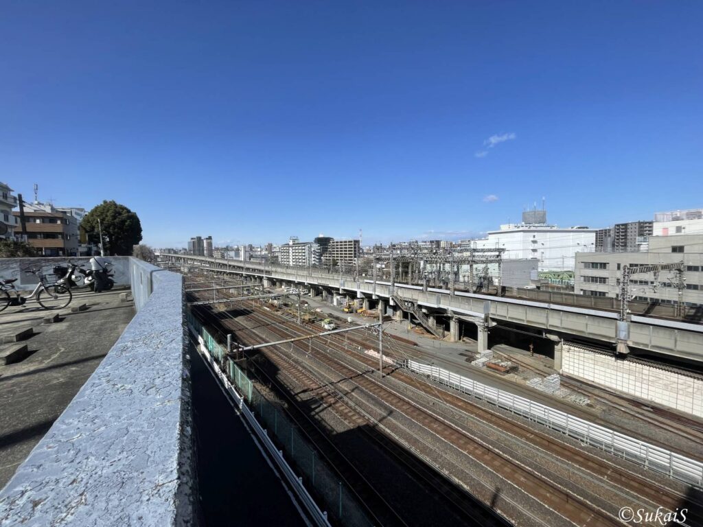 高台からJRの路線。田端駅方向