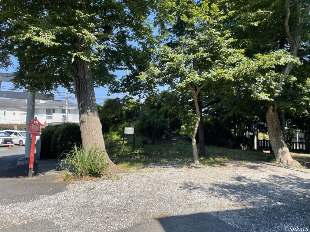 富士塚は神社の裏手にある