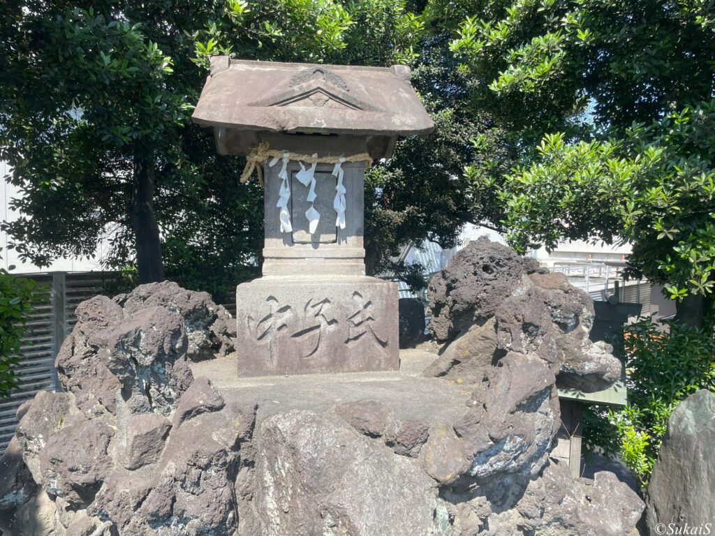 浅久保浅間神社富士塚の山頂の祠
