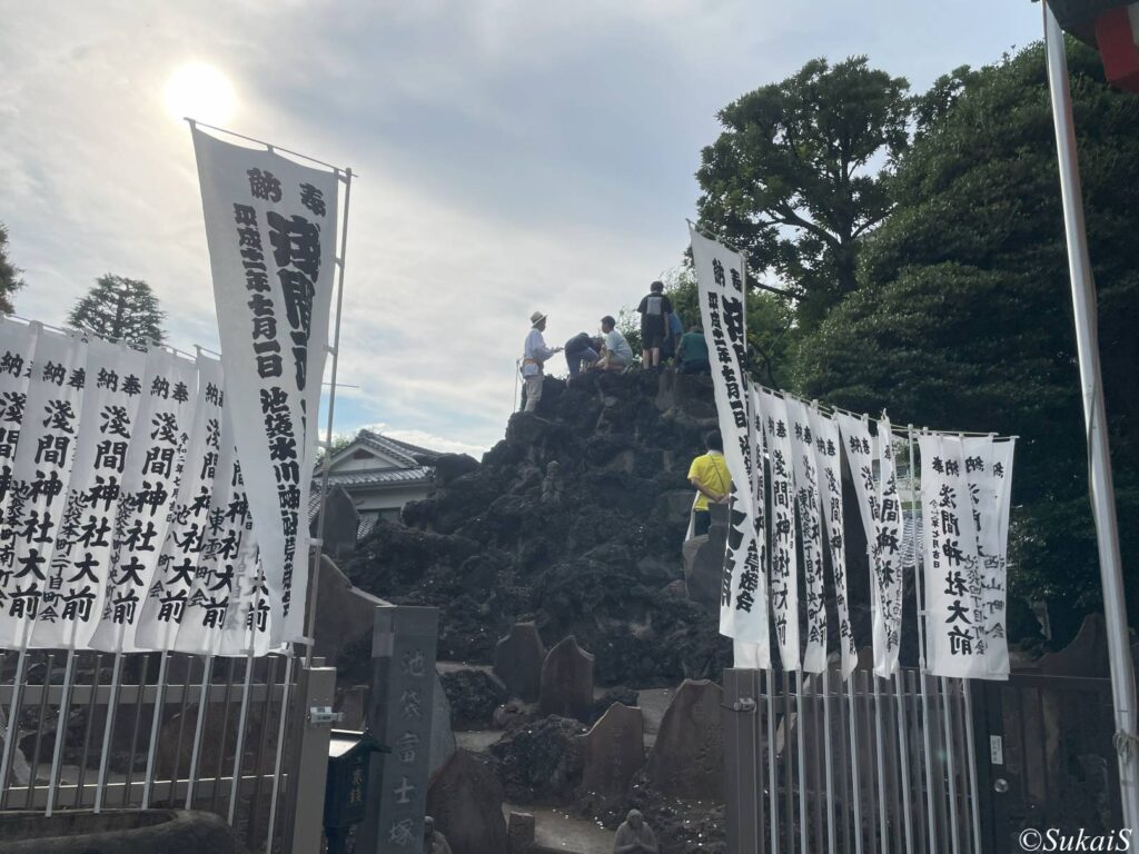 池袋富士塚の正面
