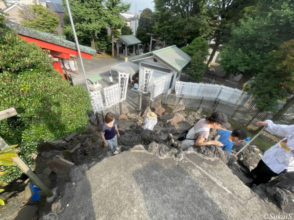 池袋富士塚の山頂から境内