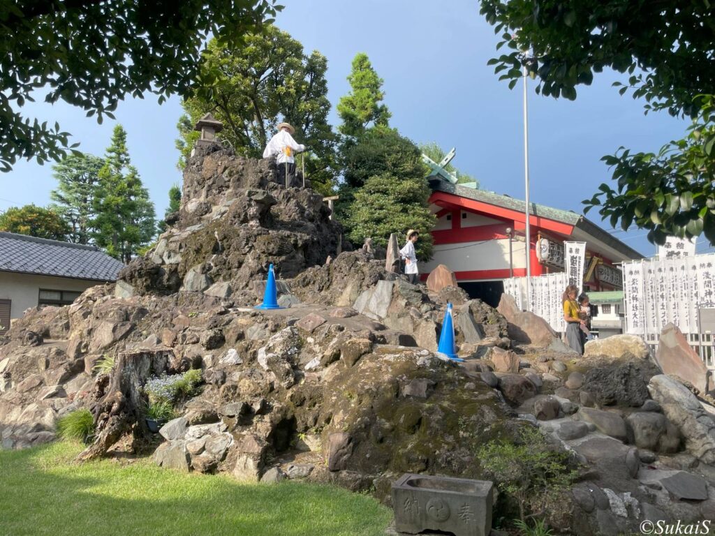池袋富士塚の西側からの眺め