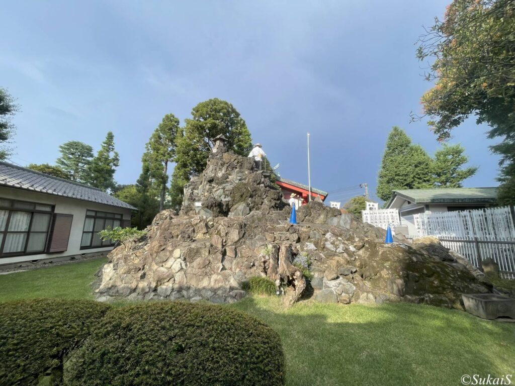 池袋富士塚の西側からの眺め