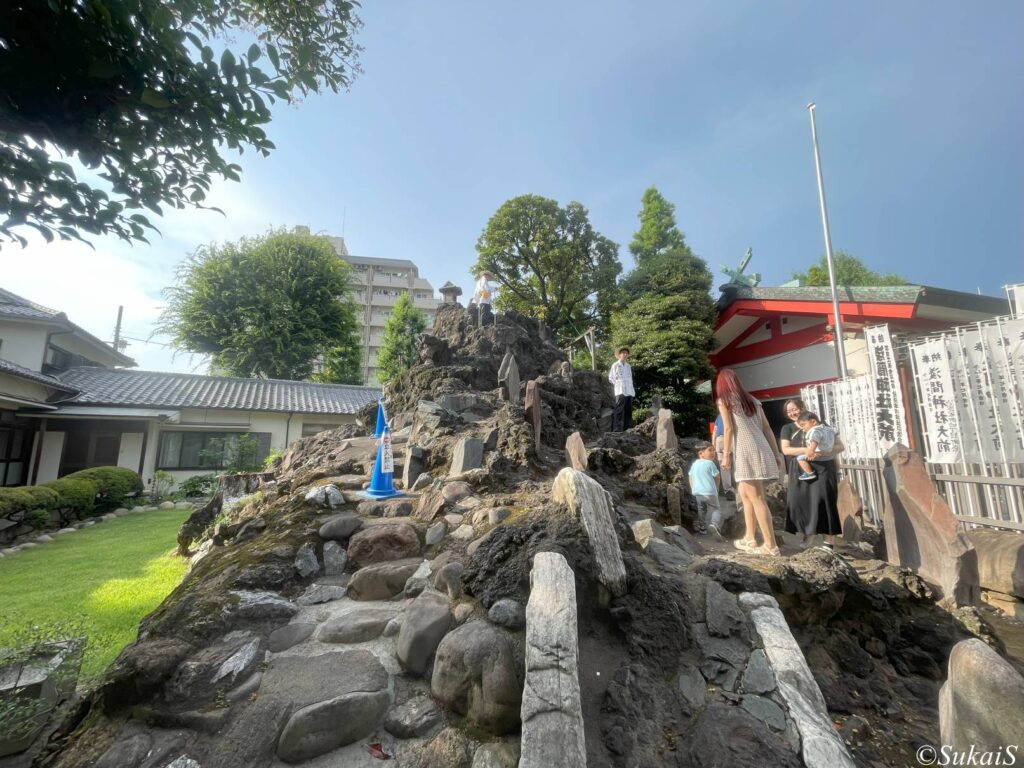 池袋富士塚の南側からの眺め