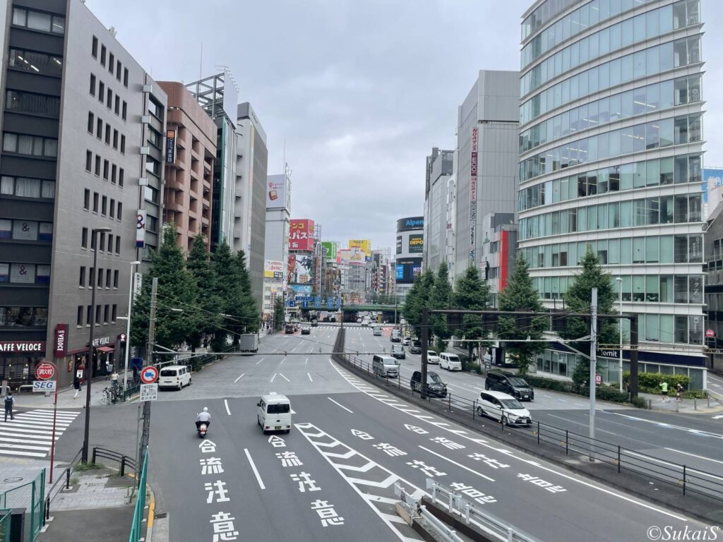 新都心歩道橋からのガード下の眺め