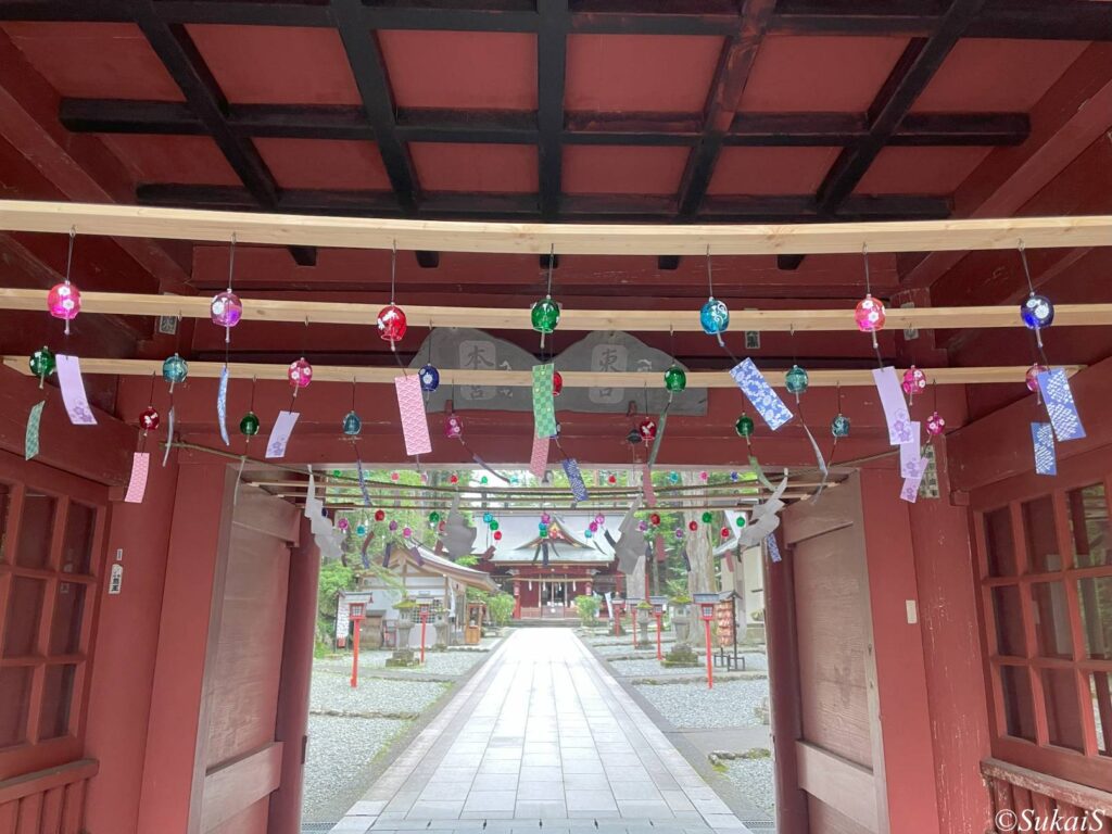 山門には風鈴が飾られている