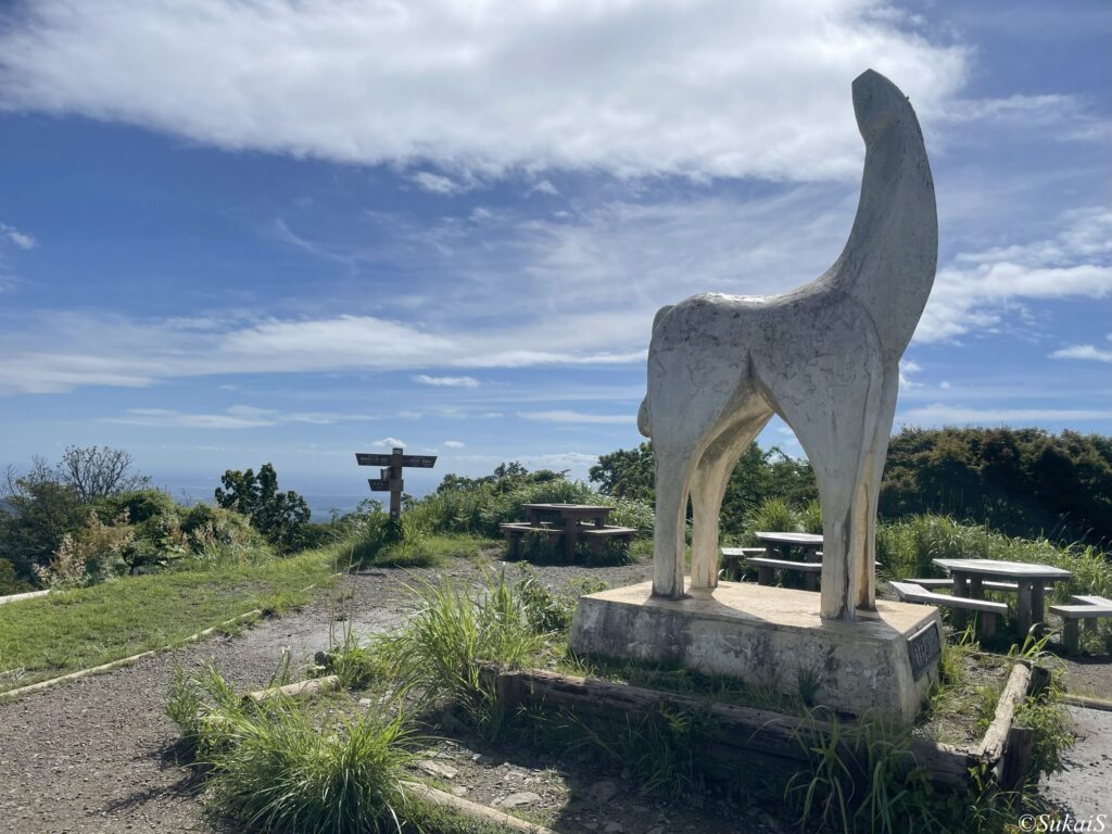 陣馬山のモニュメント