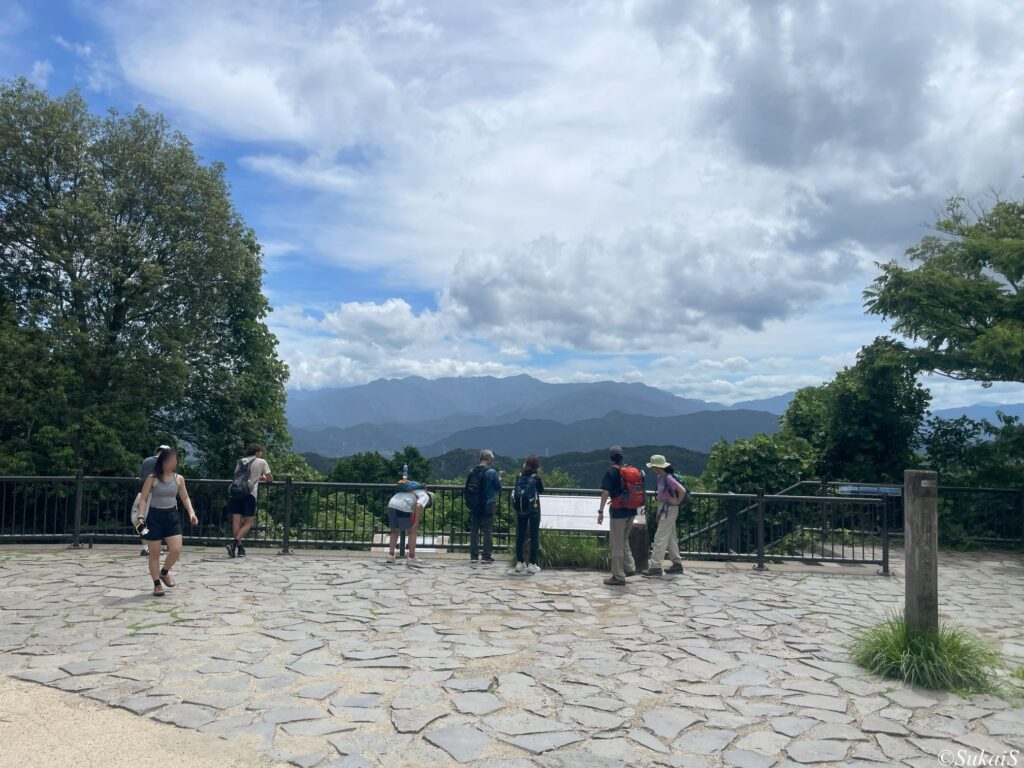 高尾山の山頂広場の展望台