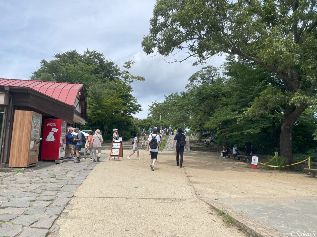 高尾山の山頂広場