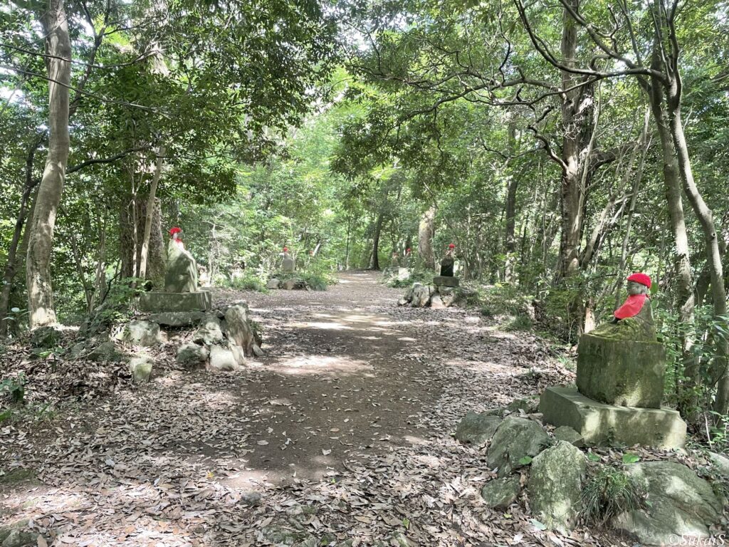 6号路との分岐、二本松付近にある石造