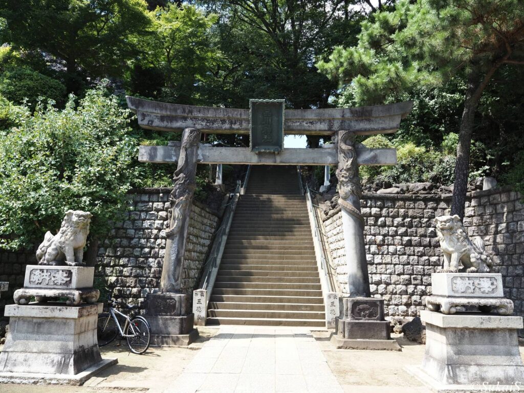 昇り龍と降り龍が絡みついた美しい石の鳥居