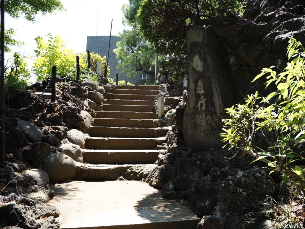 富士塚への登り口