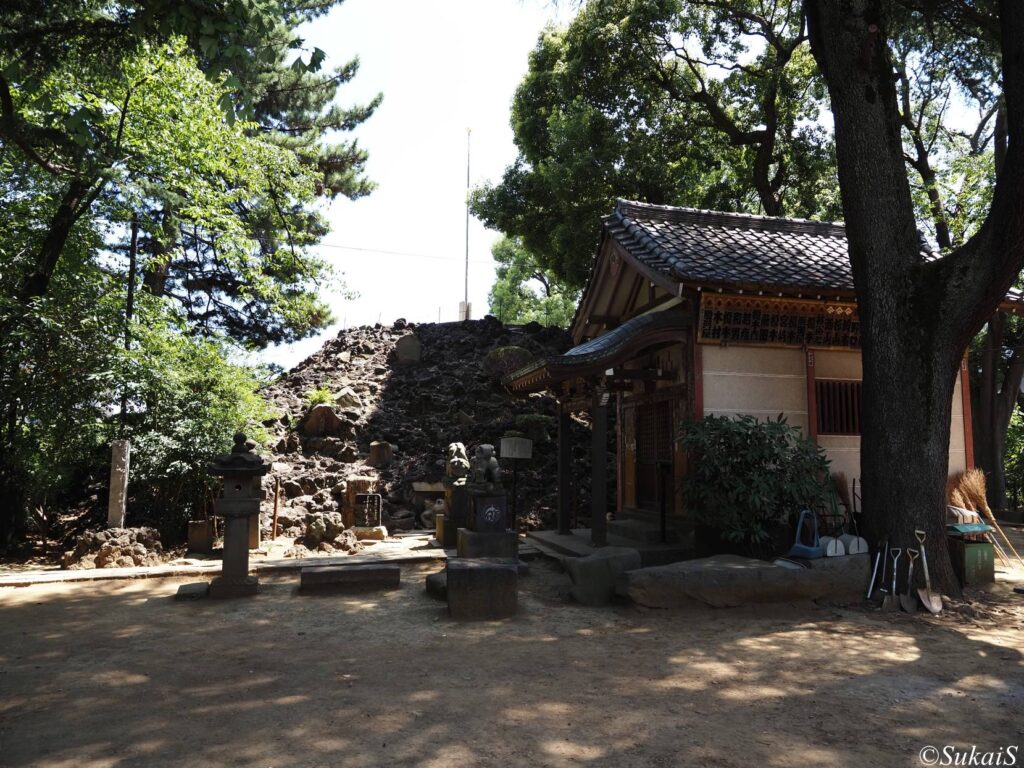 境内からの富士塚の姿