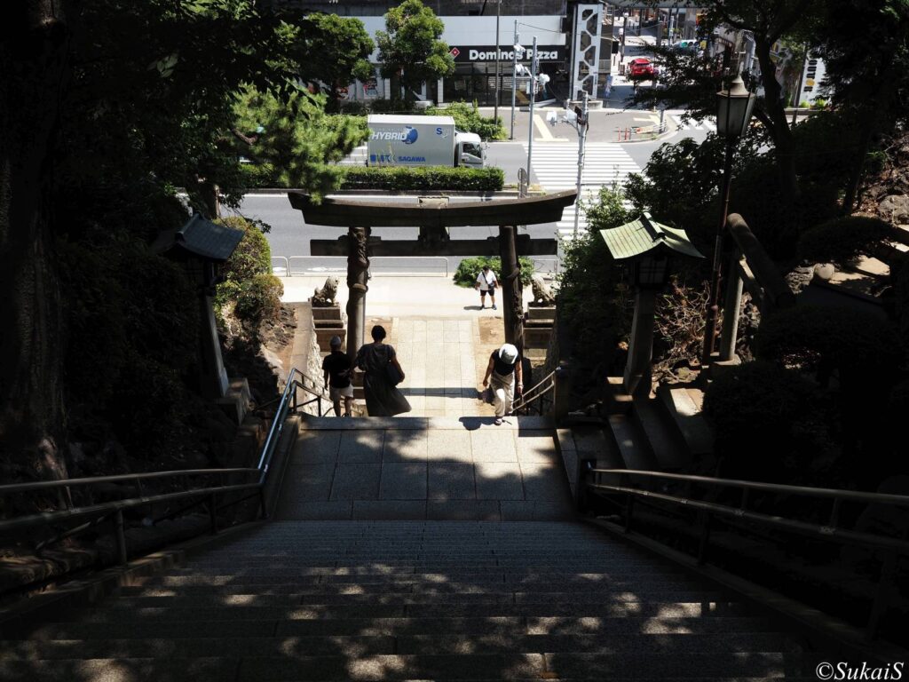平日、暑い日だが参拝客はいる