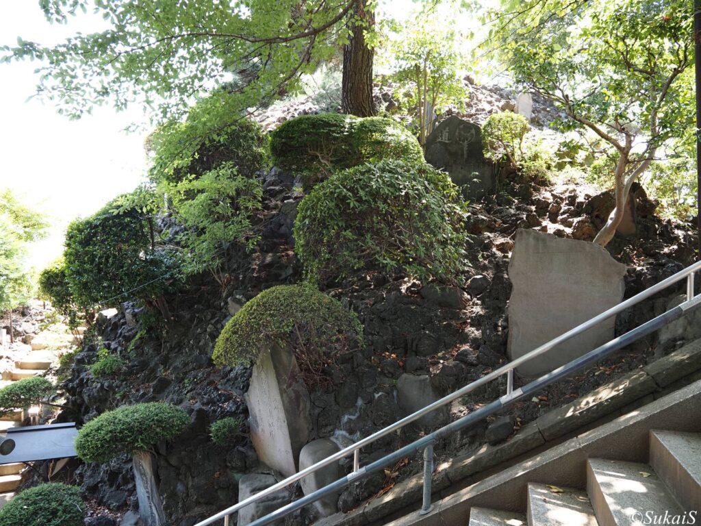 階段中腹から富士塚側面の眺め