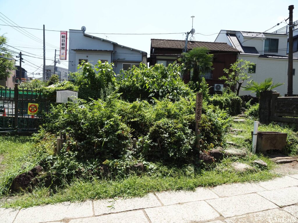境内の左手に富士山登山道入り口の文字