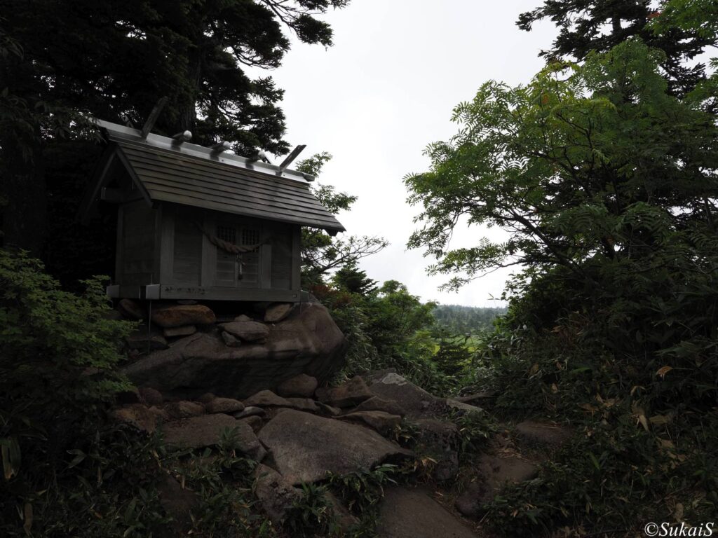 苗場神社。この前後から晴れ間が見えるようになってきた。