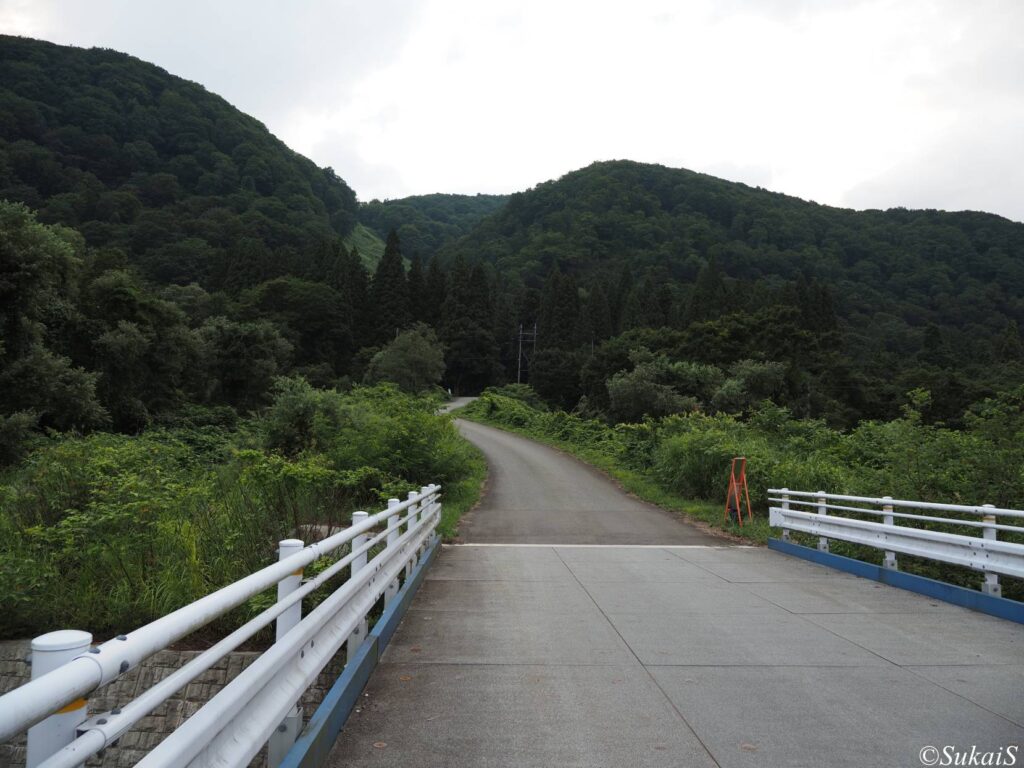 駐車場からさらにふもとまで歩く