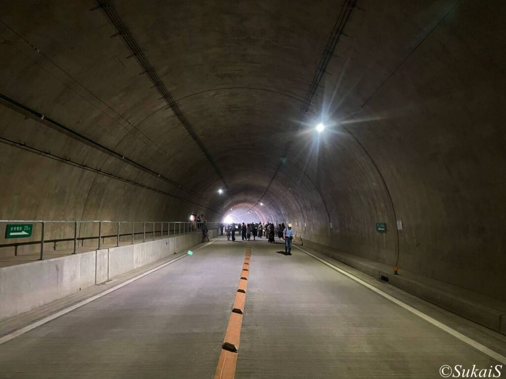 トンネルに入り300mほどの地点