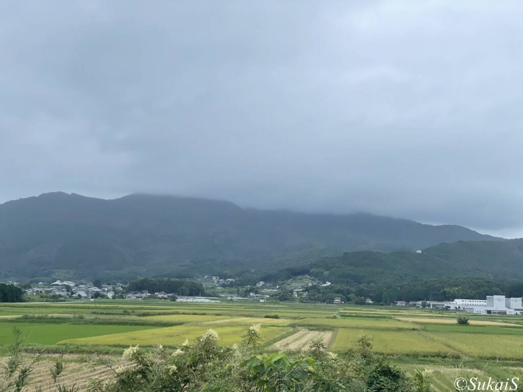 雲に隠れる筑波山
