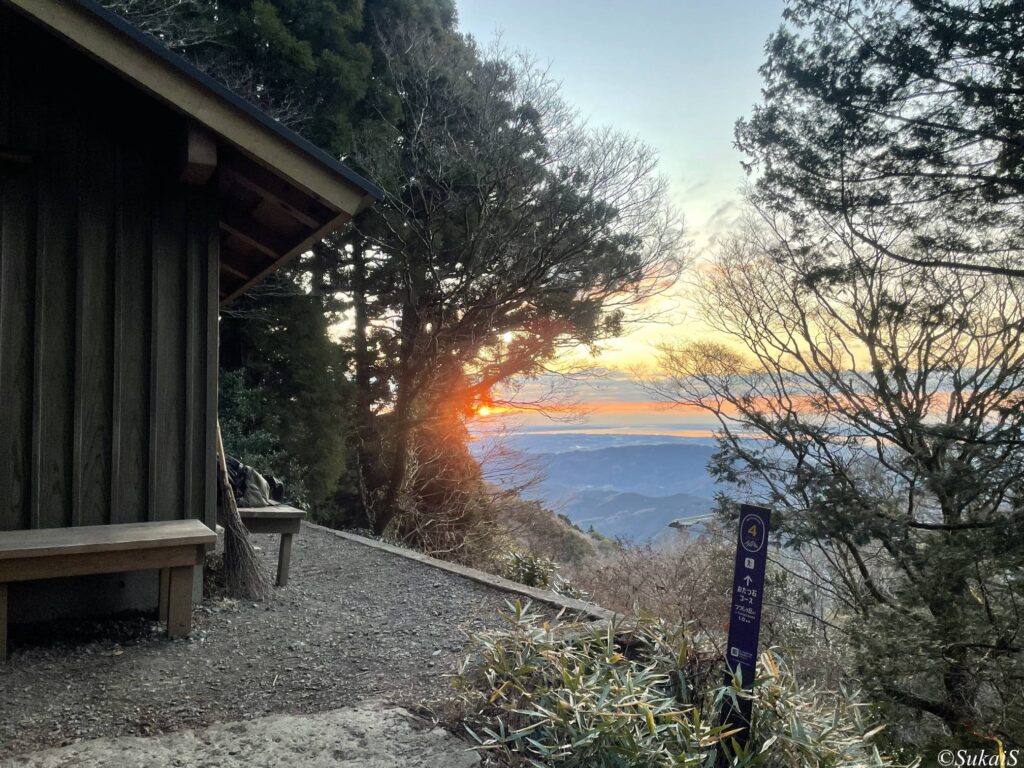 途中の茶屋で日の出の時刻