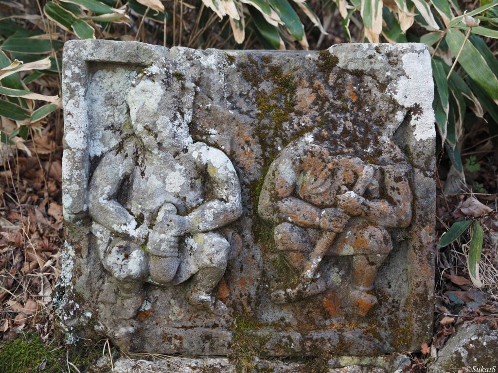 男体山神社の入り口付近にある手水鉢?