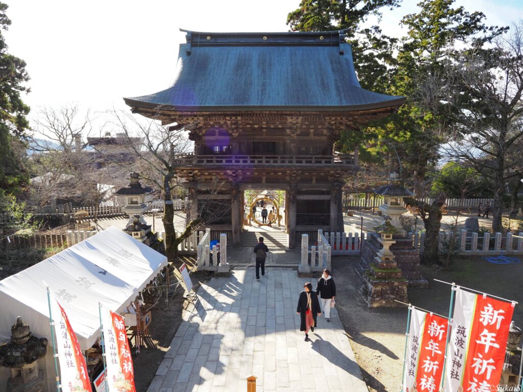 山門を見下ろす。