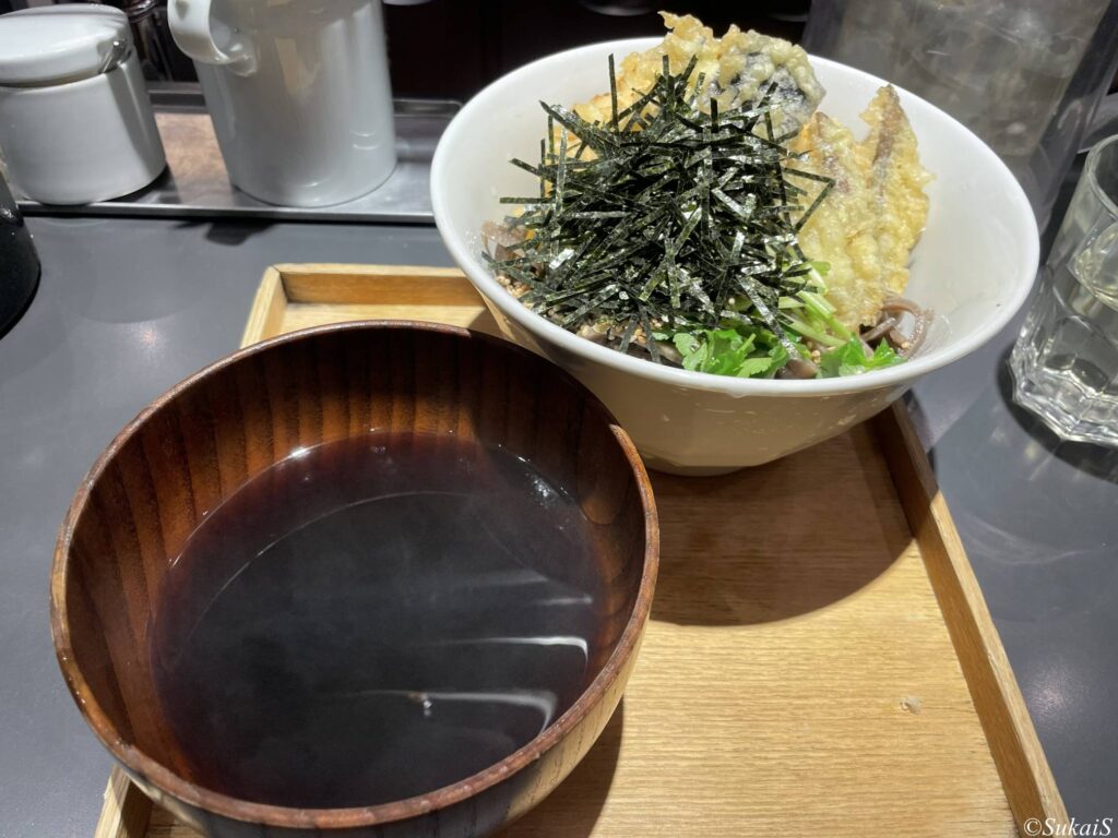 丸ビル地下の蕎麦屋のかしわ天ぷらそば