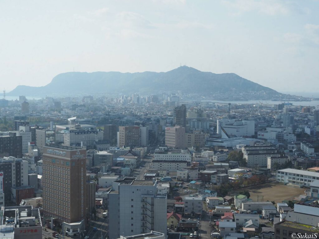 函館駅方面の街と函館山
