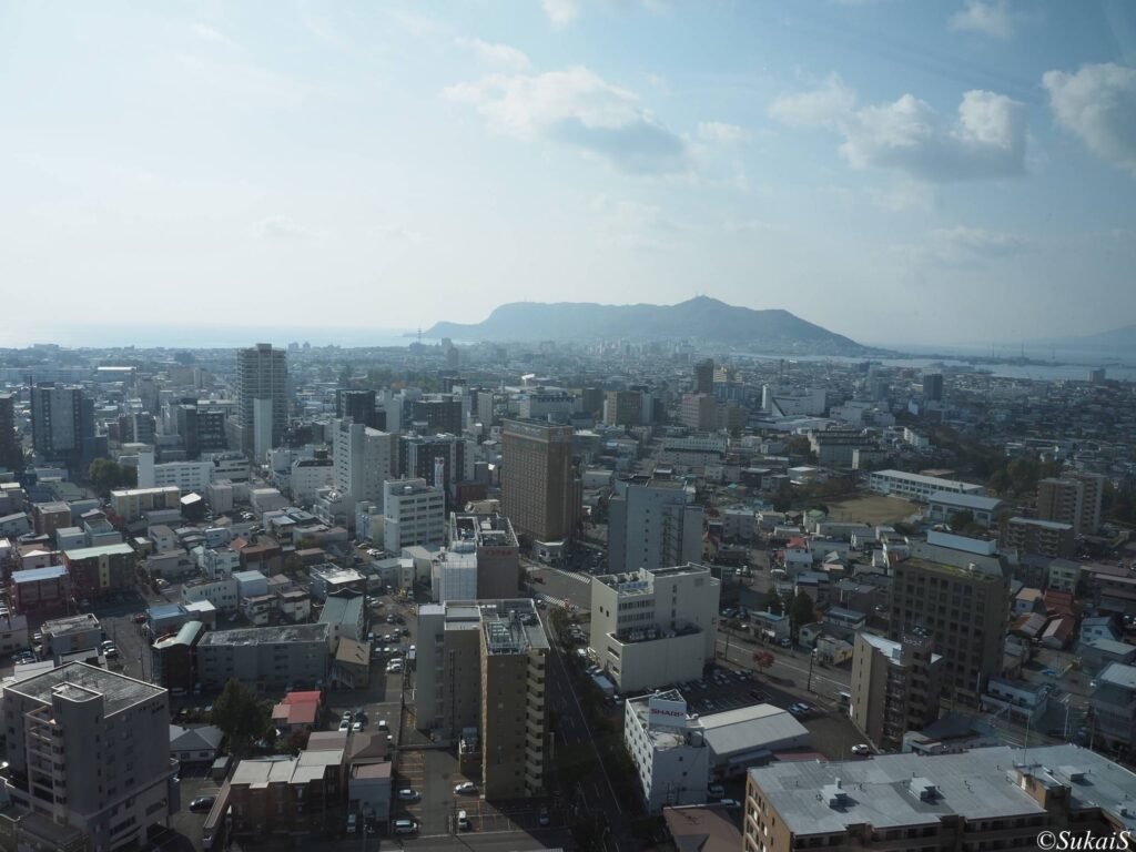 函館駅方面の街と函館山