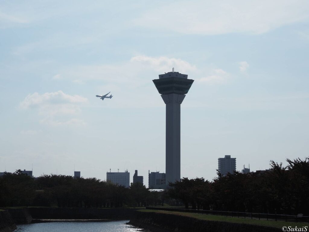 五稜郭タワーと飛行機