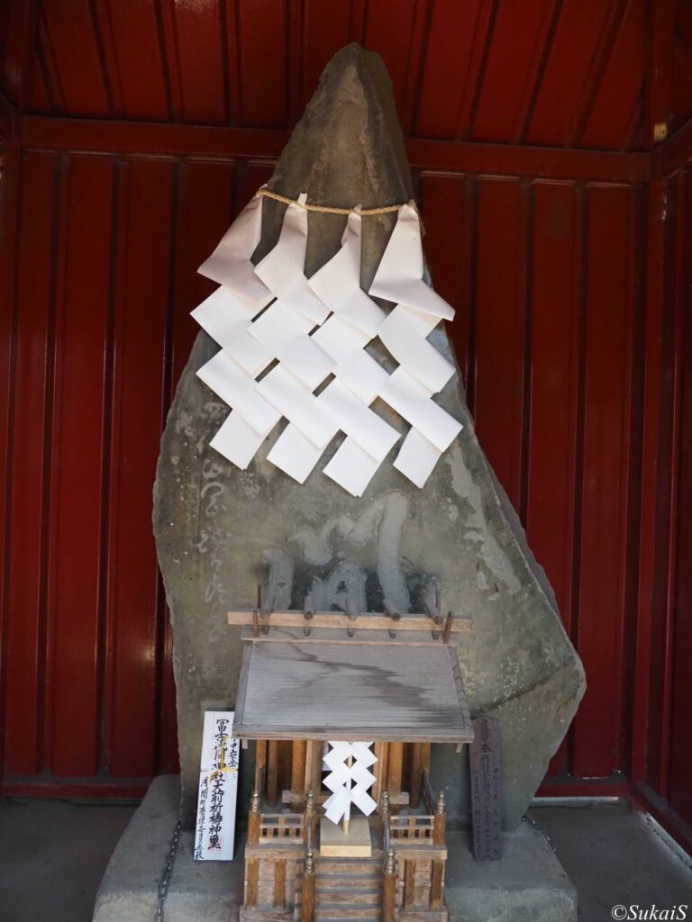 浅間神社の中の石碑