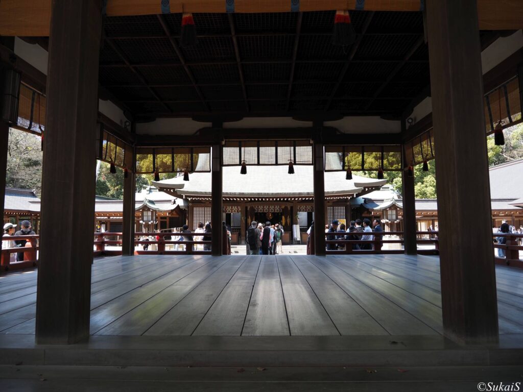 舞殿越しの拝殿