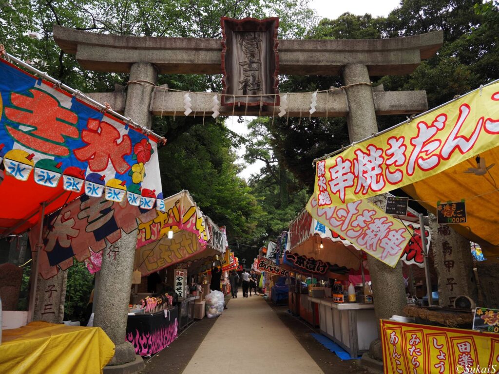 昼前の駒込富士神社境内