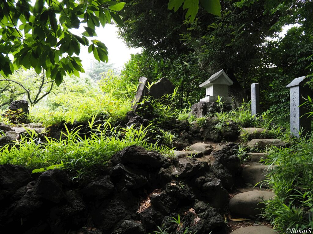 音羽富士の山頂の祠