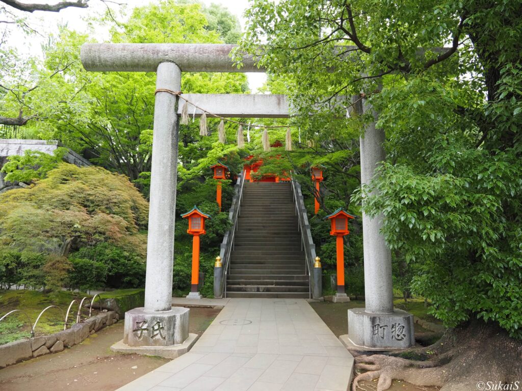 穴八幡宮の参道