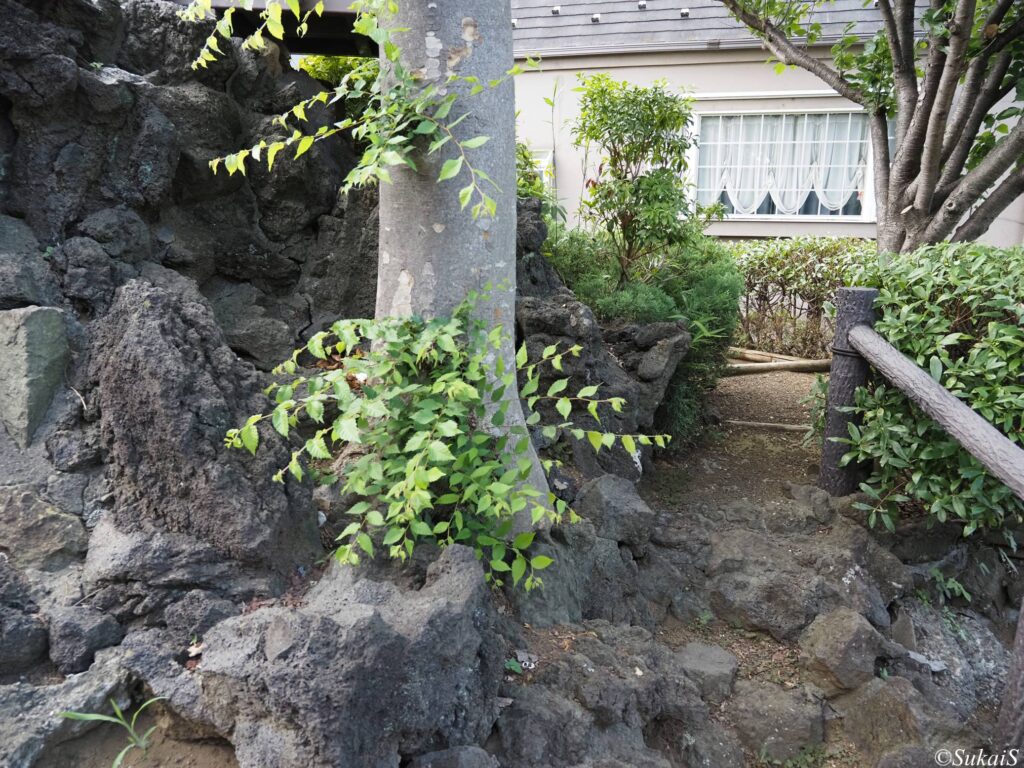 富士塚の裏側のお中道