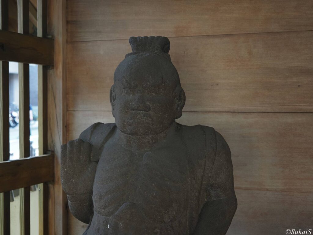 北町の仁王像
