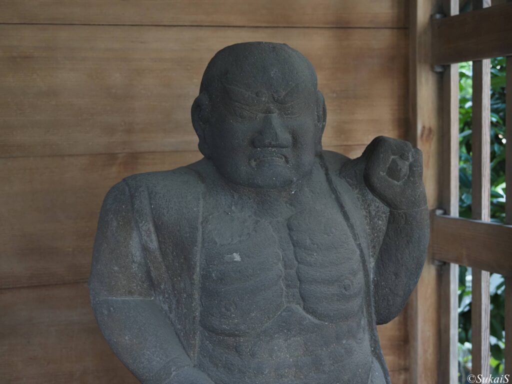 北町の仁王像