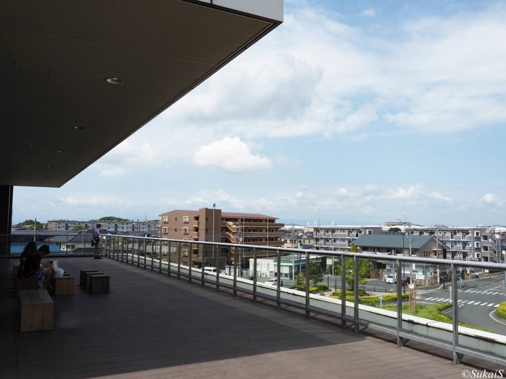指扇駅の北口のテラス