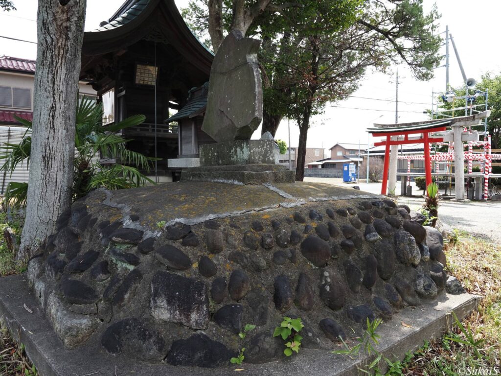 北西側から見た富士塚