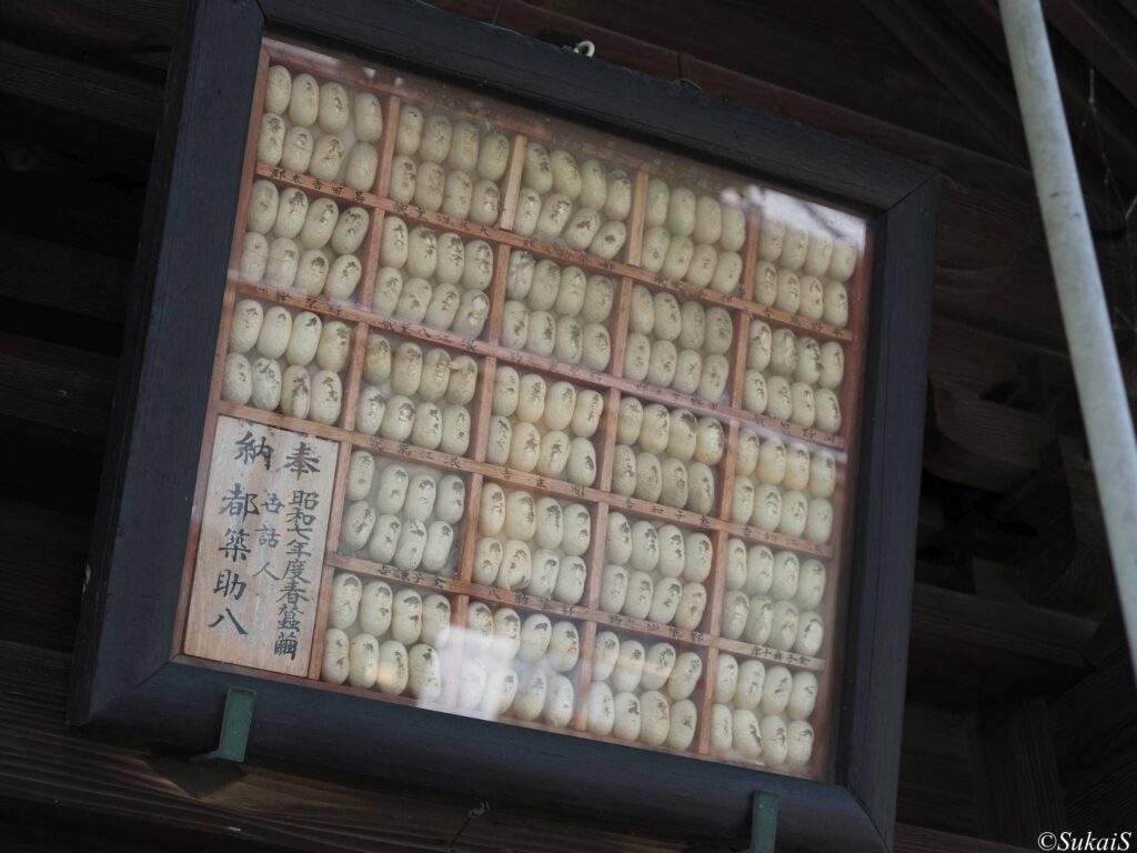 本殿軒下に奉納された昭和7年の繭玉