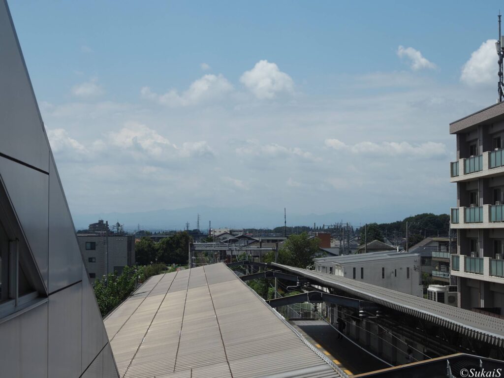 西大宮駅から西。奥多摩方面の山影。