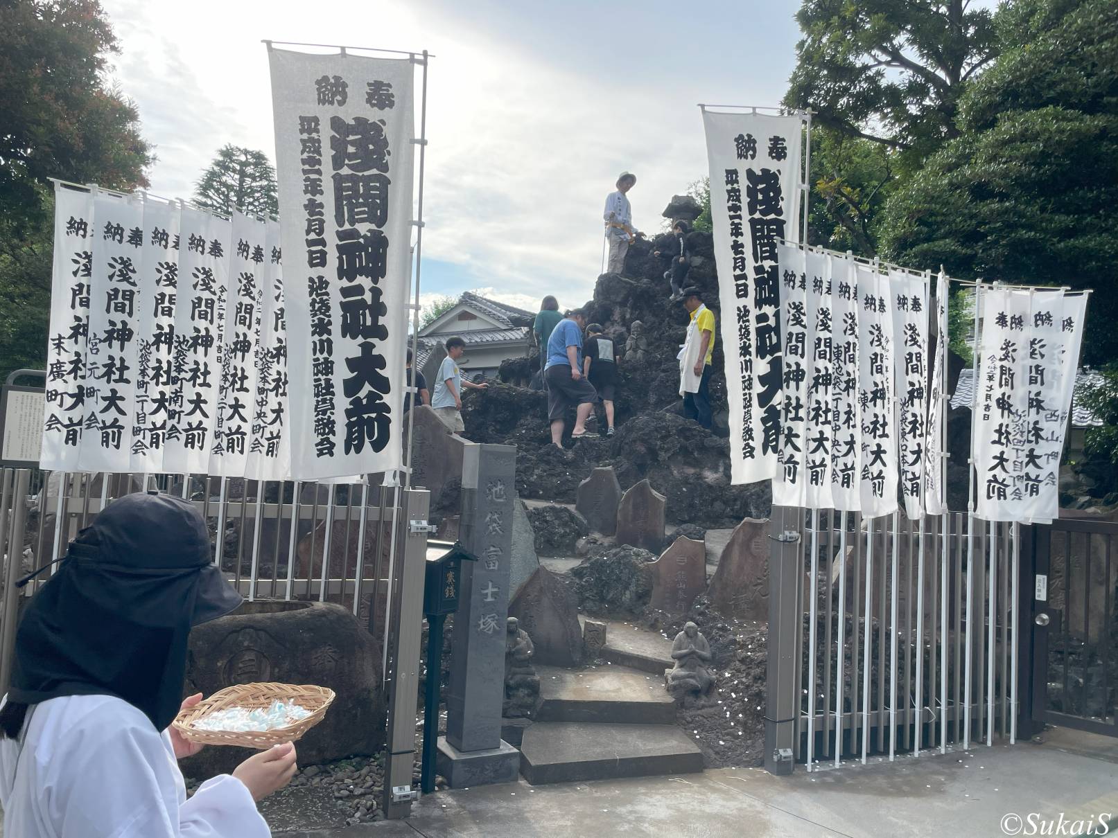 池袋富士塚の正面