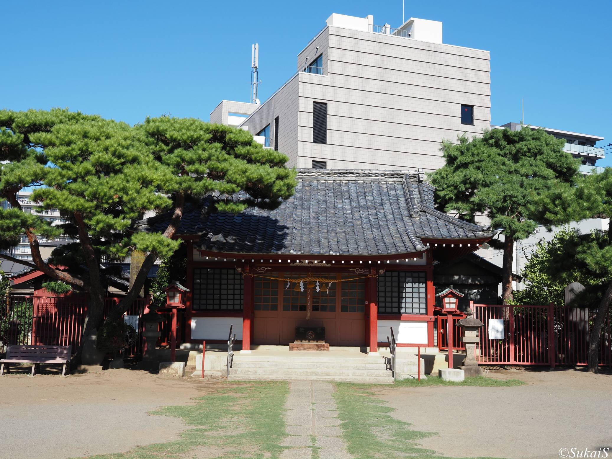 八幡神社の境内